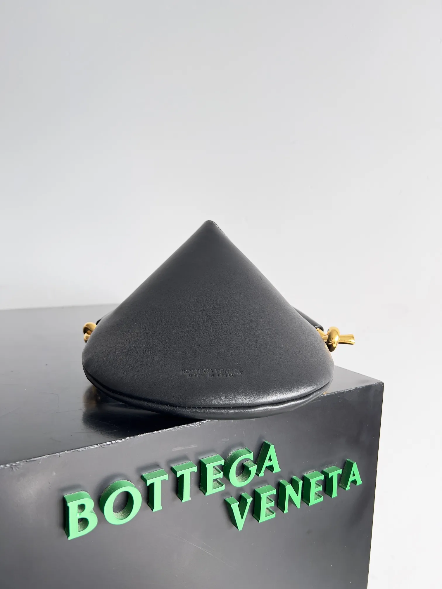 Batch 1720 BOTTEGA VENETA new women's small SOLSTICE shoulder bag. The name is enough, no logo is needed to show personality and high-end texture. Calfskin leather has not been washed, retaining the natural appearance of pure handcrafting and fine texture. Single removable interior zip pocket with leather cord-buckle fastening and suede lining. The style is simple, elegant and high-end, and will be the first choice of many people. Style number: 799522 Size: 30*26*2cm